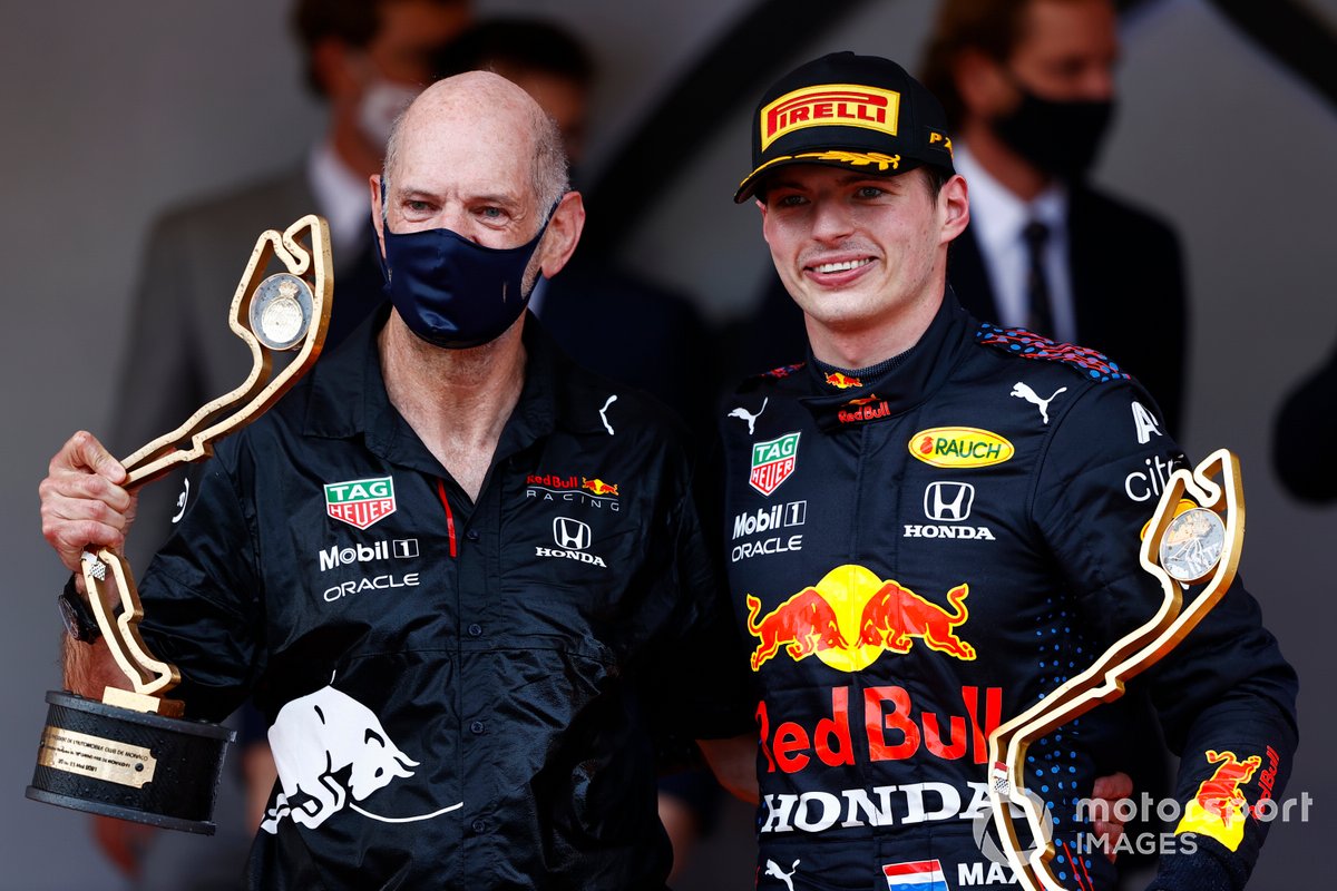 Adrian Newey, directeur technique, Red Bull Racing, et Max Verstappen, Red Bull Racing, 1ère position, avec les trophées Constructeurs et Pilotes gagnants