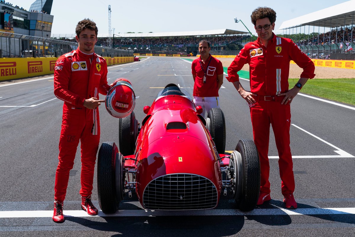Charles Leclerc, Marc Gene et Mattia Binotto avec une Ferrari 375 de 1951 