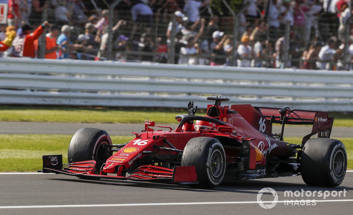 Charles Leclerc, Ferrari SF21, 2e position, salue depuis son cockpit en direction du Parc Ferme