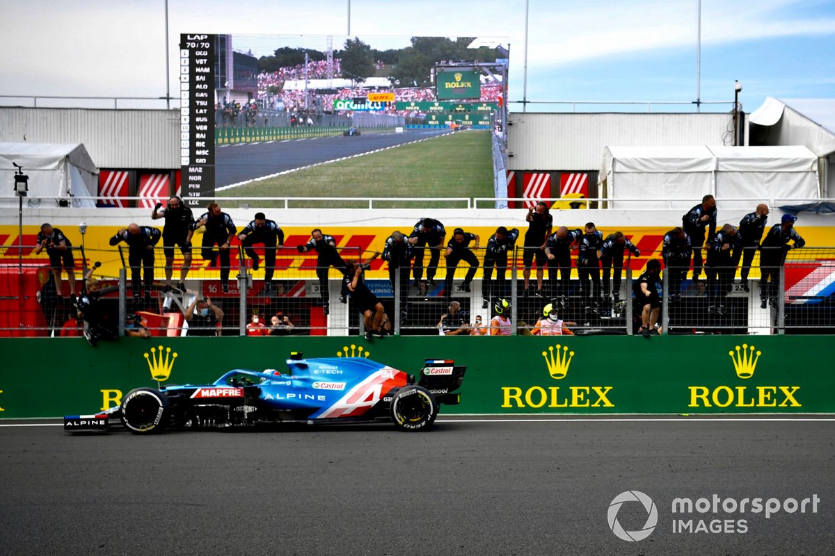 Esteban Ocon, Alpine A521, 1ère position, remporte la victoire pour le plus grand plaisir de son équipe sur le mur des stands