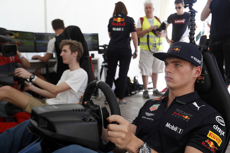 Max Verstappen, Red Bull Racing sur un simulateur de course