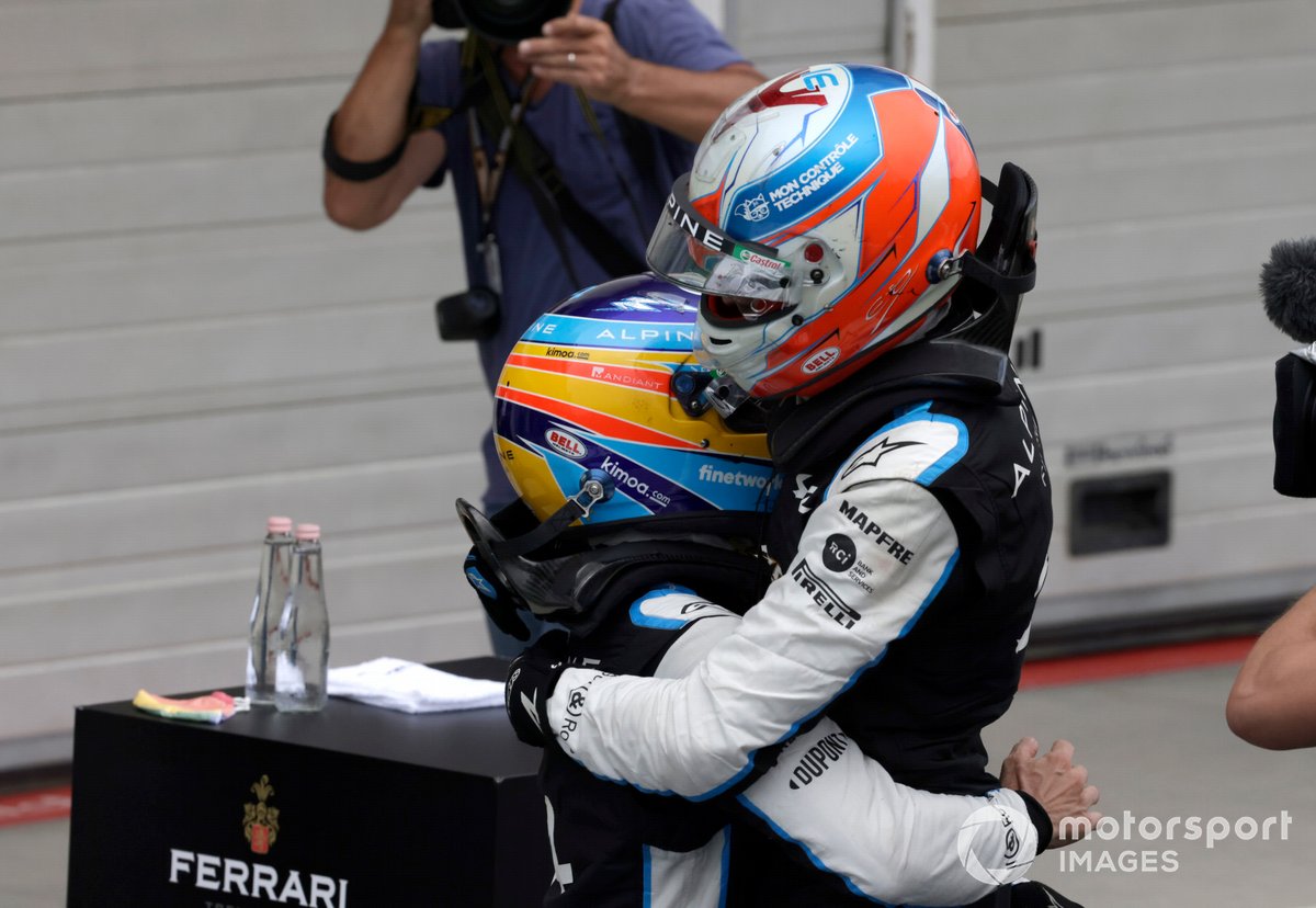 Fernando Alonso, Alpine F1, célèbre avec Esteban Ocon, Alpine F1, 1ère position, en Parc Ferme