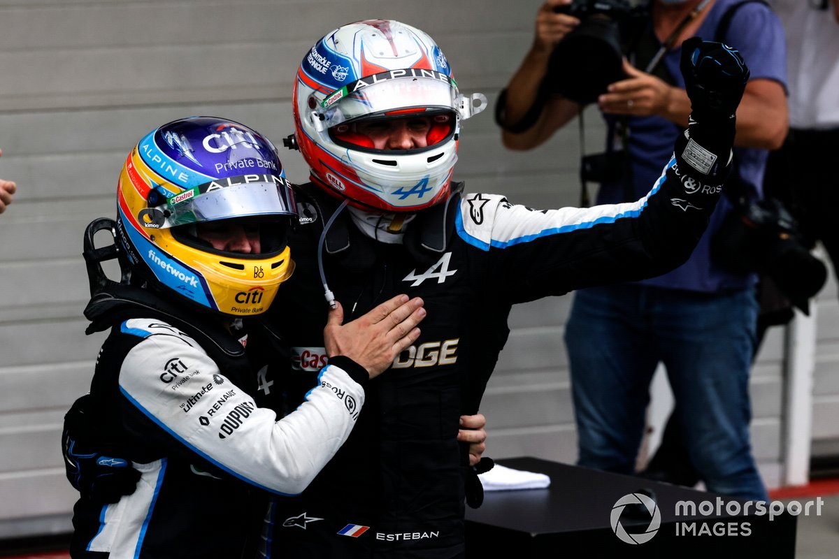 Fernando Alonso, Alpine F1, félicite et célèbre avec Esteban Ocon, Alpine F1, 1ère position, en Parc Fermé