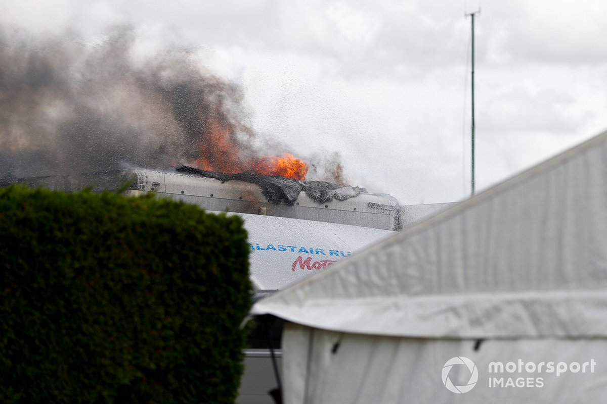 Feu dans le paddock
