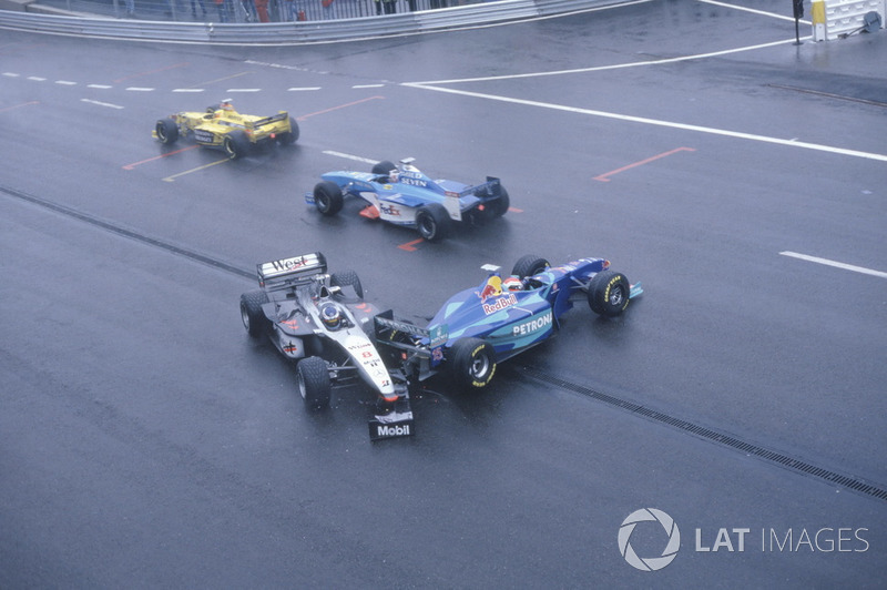 Mika Hakkinen, McLaren MP4/13, a été percuté par Johnny Herbert, Sauber C17 à la sortie de La Source