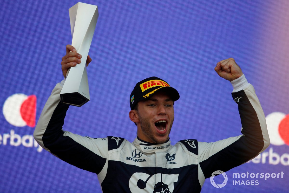 Pierre Gasly, AlphaTauri, 3e position, soulève son trophée sur le podium