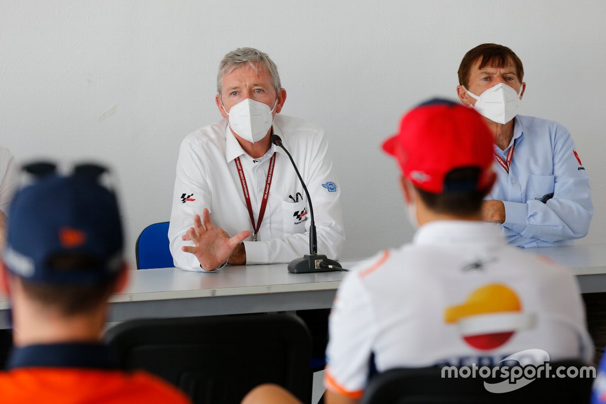 Le Directeur de Course Mike Webb avec les Commissaires FIM MotoGP et les représentants