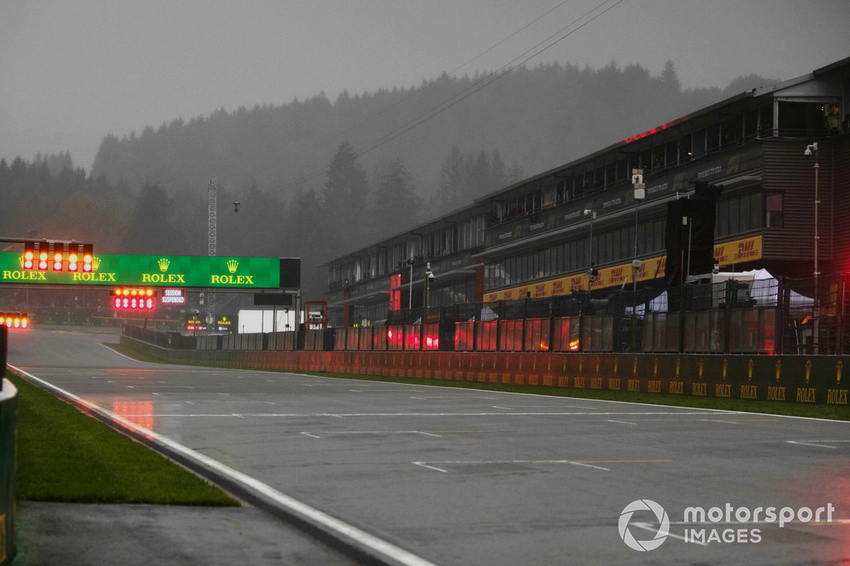 Feux de drapeau rouge autour du circuit trempé