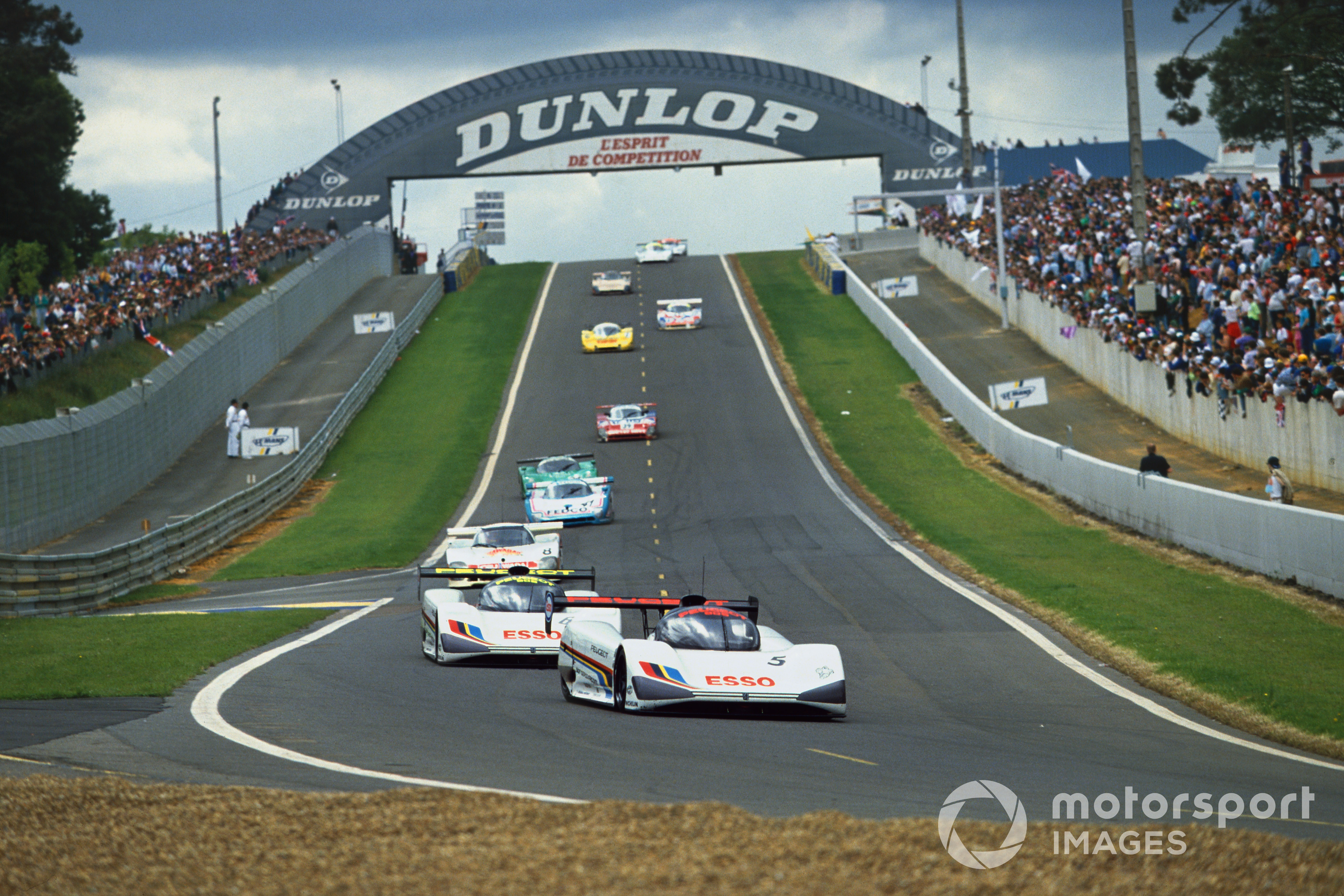 Philippe Alliot/Jean-Pierre Jabouille/Mauro Baldi (Peugeot 905), en tête au départ des 24 Heures du Mans 1991