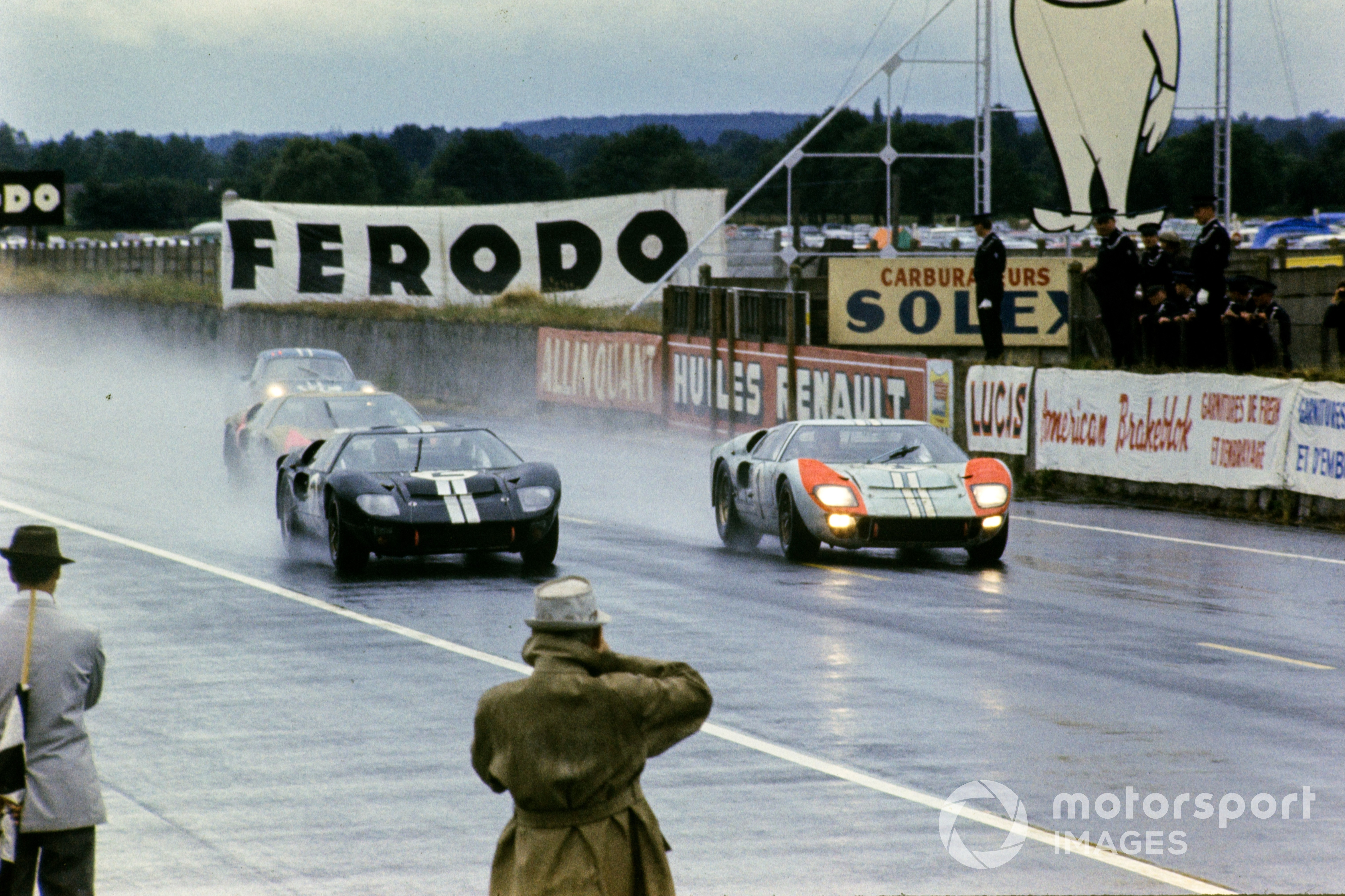 Bruce McLaren / Chris Amon, Shelby American Inc., Ford Mk II et Ken Miles / Denis Hulme, Shelby American Inc., Ford Mk II, conduisent côte à côte sur la ligne droite de Ronnie Bucknum / Richard Hutcherson, Holman & Moody, Ford Mk II