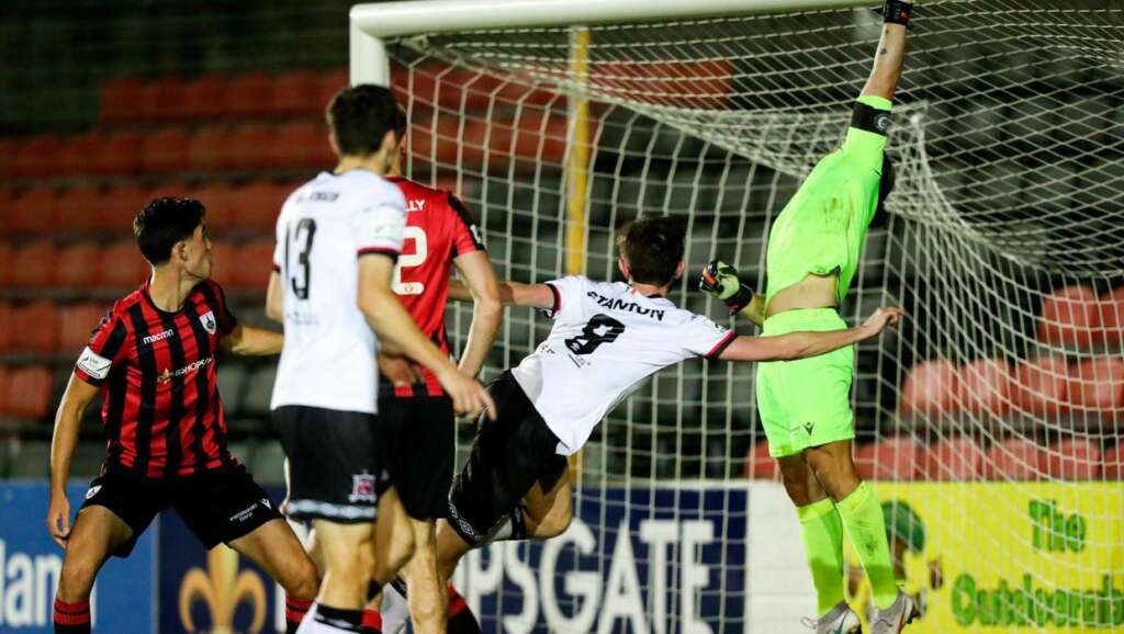 « C’est bizarre, je n’ai jamais rien vu de tel », déclare Perth, le patron de Dundalk perplexe.
