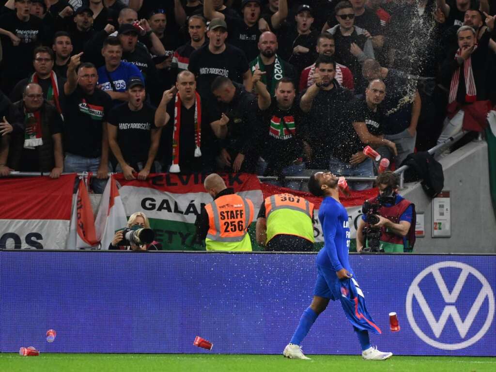 Le sélectionneur anglais Gareth Southgate qualifie les racistes de « dinosaures » après que des joueurs ont été maltraités en Hongrie