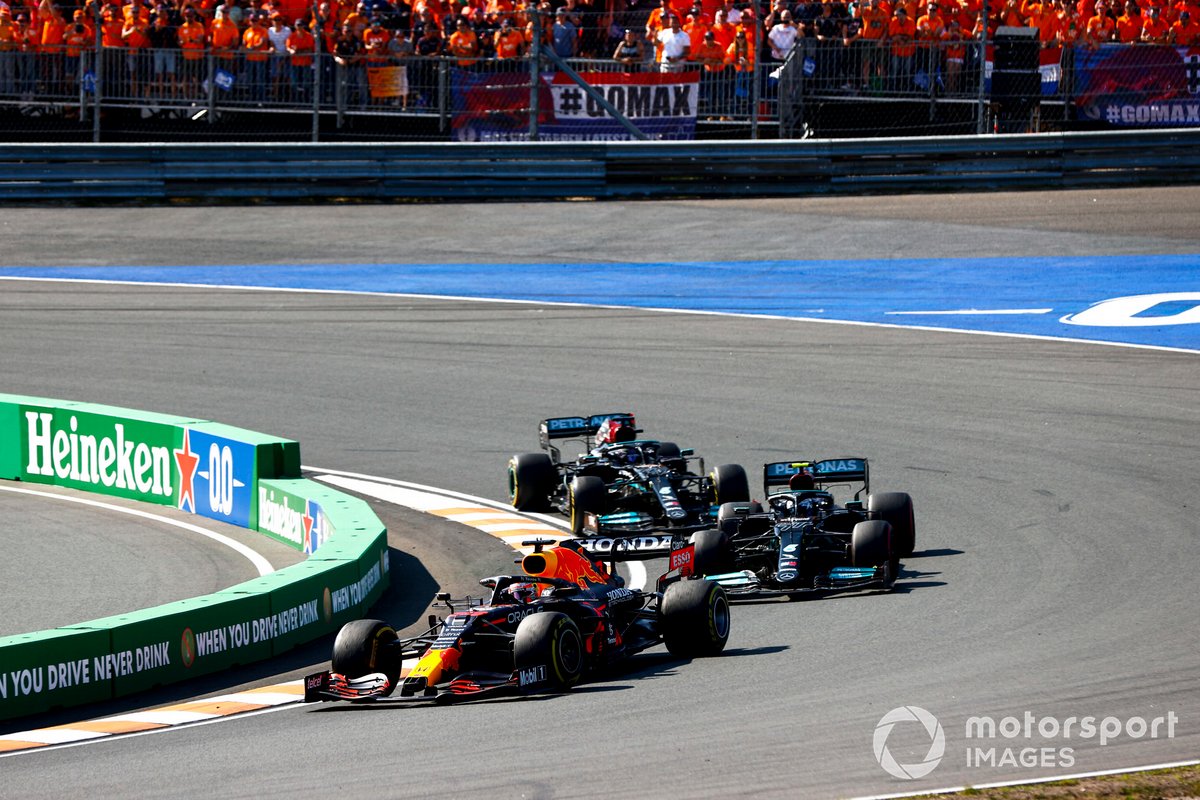Max Verstappen, Red Bull Racing RB16B, Valtteri Bottas, Mercedes W12 et Lewis Hamilton, Mercedes W12