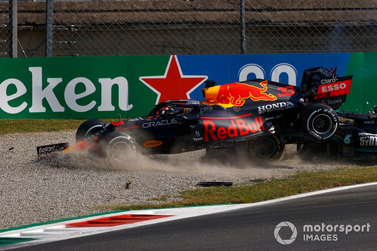 Lewis Hamilton, Mercedes W12 et Max Verstappen, Red Bull Racing RB16B, chutent