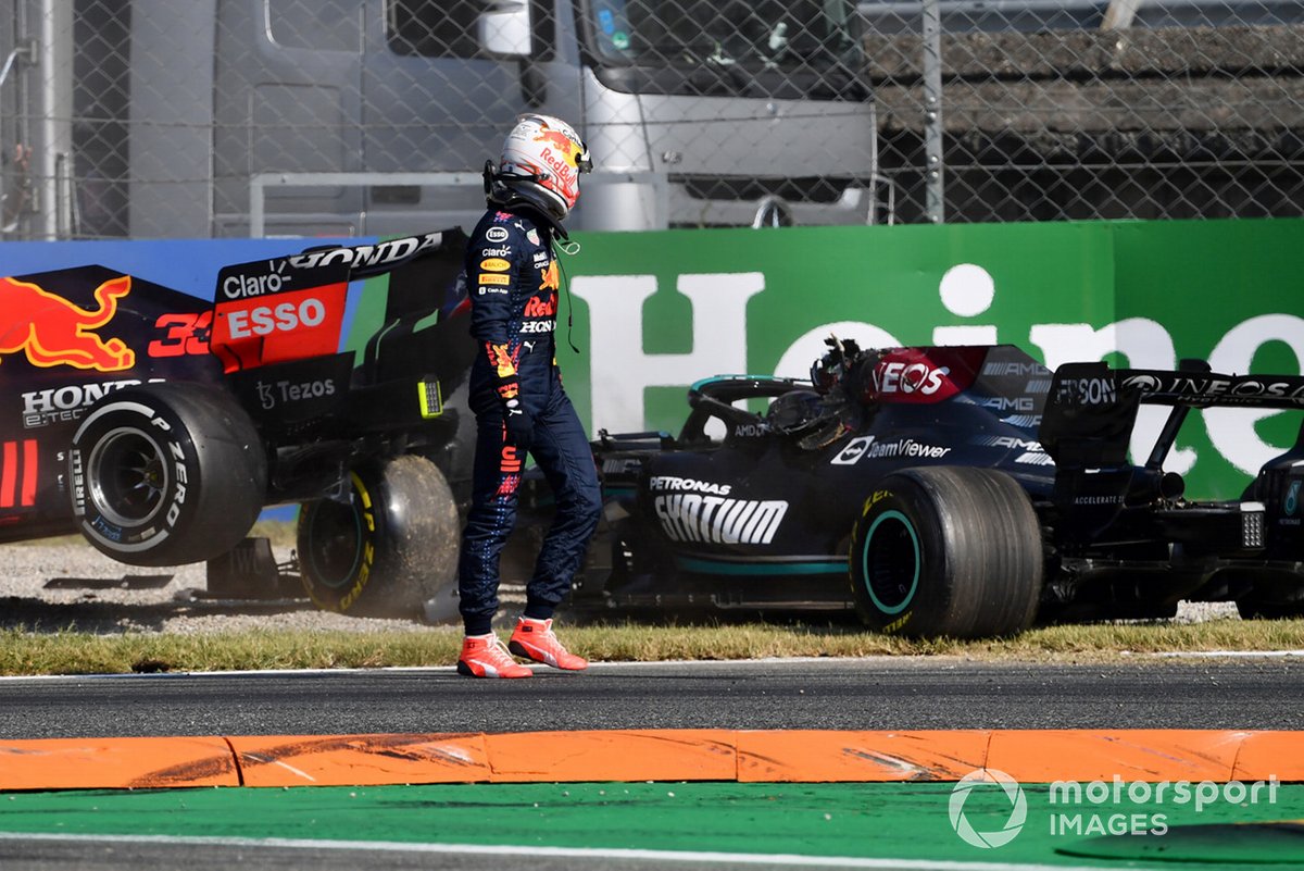 Max Verstappen, Red Bull Racing, regarde Lewis Hamilton, Mercedes W12 après une collision
