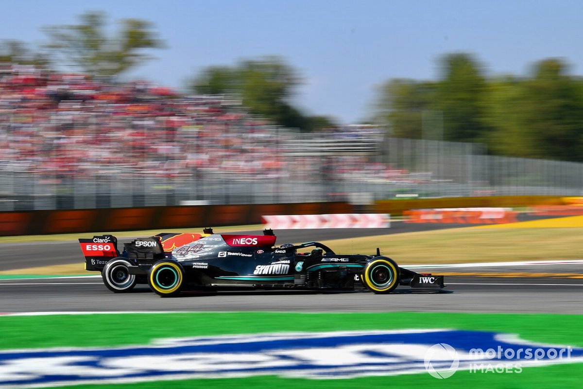 Lewis Hamilton, Mercedes W12 et Max Verstappen, Red Bull Racing RB16B entrent en collision