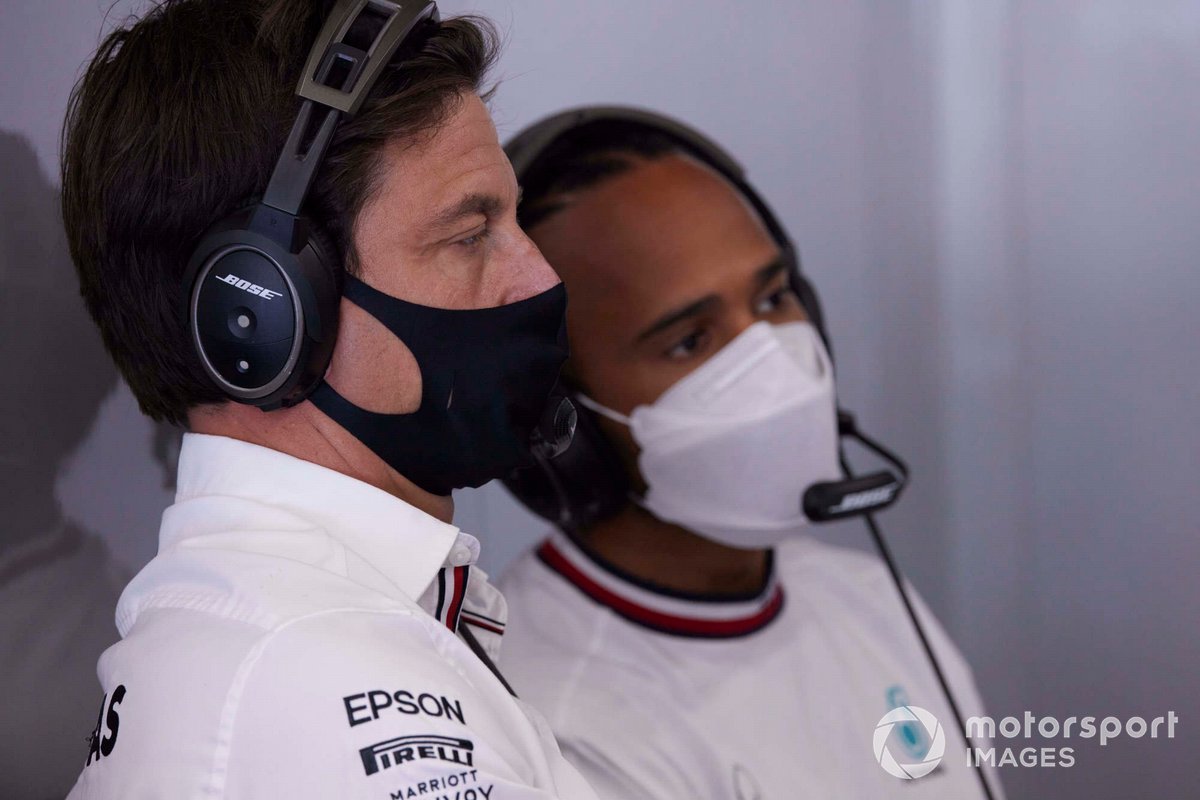 Toto Wolff, Team Principal et PDG, Mercedes AMG, avec Lewis Hamilton, Mercedes