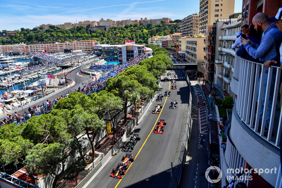 Max Verstappen, Red Bull Racing RB16B, Valtteri Bottas, Mercedes W12, Carlos Sainz Jr., Ferrari SF21, Lando Norris, McLaren MCL35M, et le reste du peloton au départ
