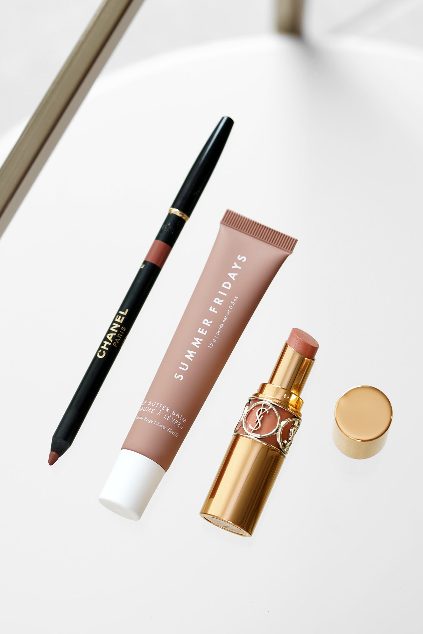 Crayon à lèvres Chanel en Brun Nude, Baume à lèvres Summer Fridays Vanilla Beige, YSL Rouge Volupte Shine 123
