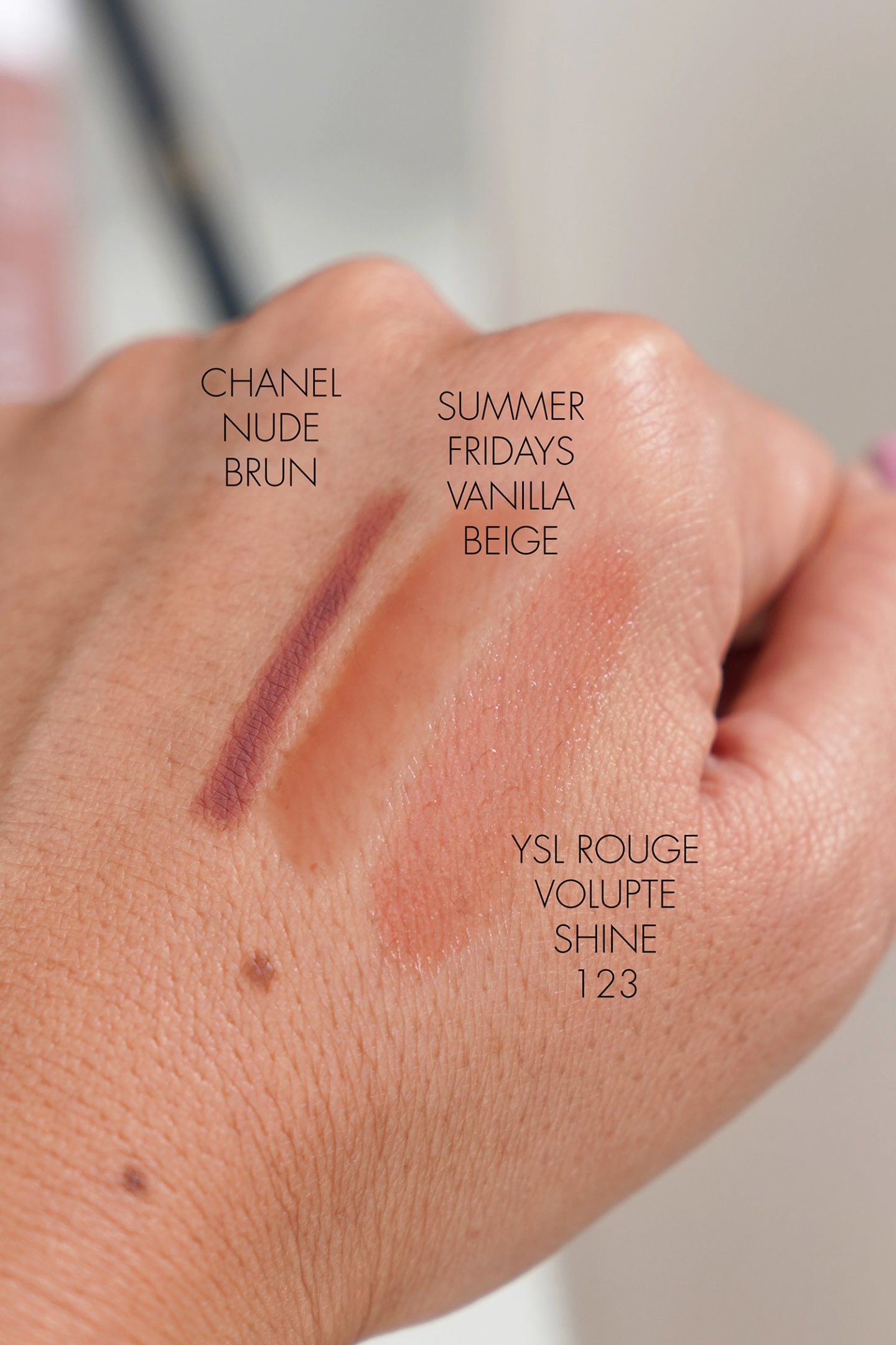 Crayon à lèvres Chanel en Brun Nude, Baume à lèvres Summer Fridays Vanilla Beige, YSL Rouge Volupte Shine 123 échantillons