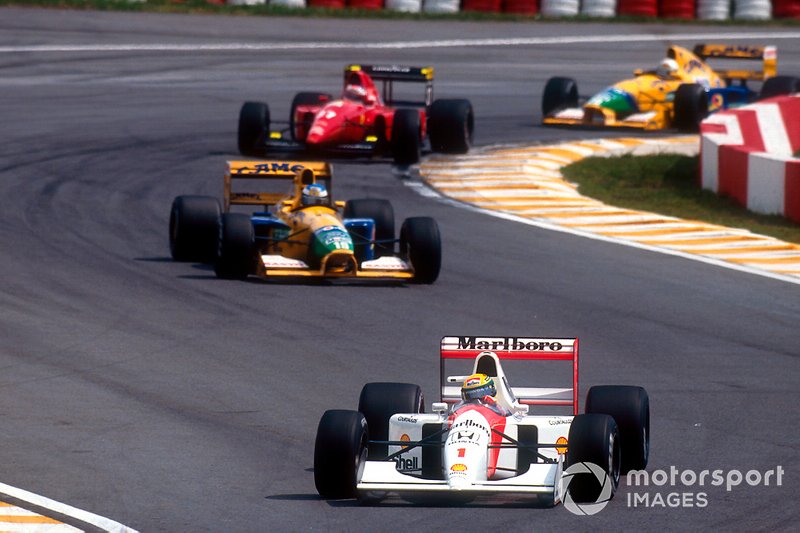Ayrton Senna, McLaren MP4/7A Honda mène Michael Schumacher, Benetton B191B Ford, Jean Alesi, Ferrari F92A et Martin Brundle, Benetton B191B Ford