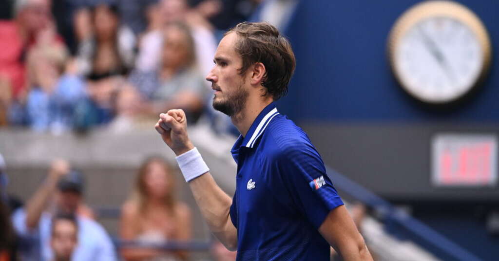 Medvedev remporte le premier set, 6-4 en finale du simple messieurs
