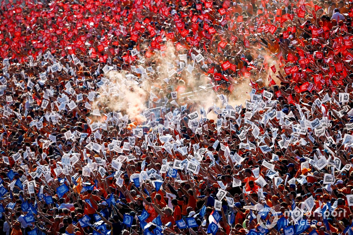 Les supporters néerlandais remplissent les tribunes de leurs couleurs nationales