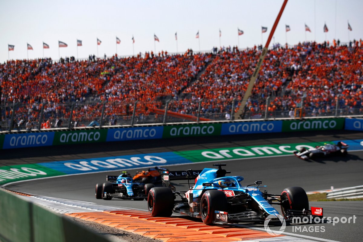 Fernando Alonso, Alpine A521, Esteban Ocon, Alpine A521, et Daniel Ricciardo, McLaren MCL35M