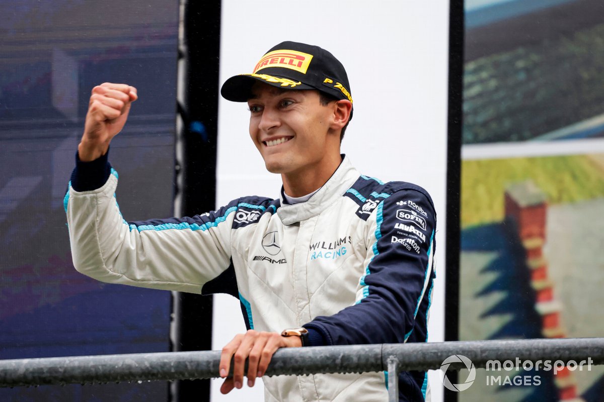 George Russell, Williams, 2e position, célèbre sur le podium