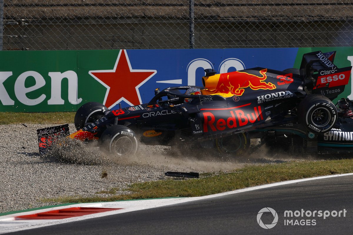 Lewis Hamilton, Mercedes W12 et Max Verstappen, Red Bull Racing RB16B, chutent
