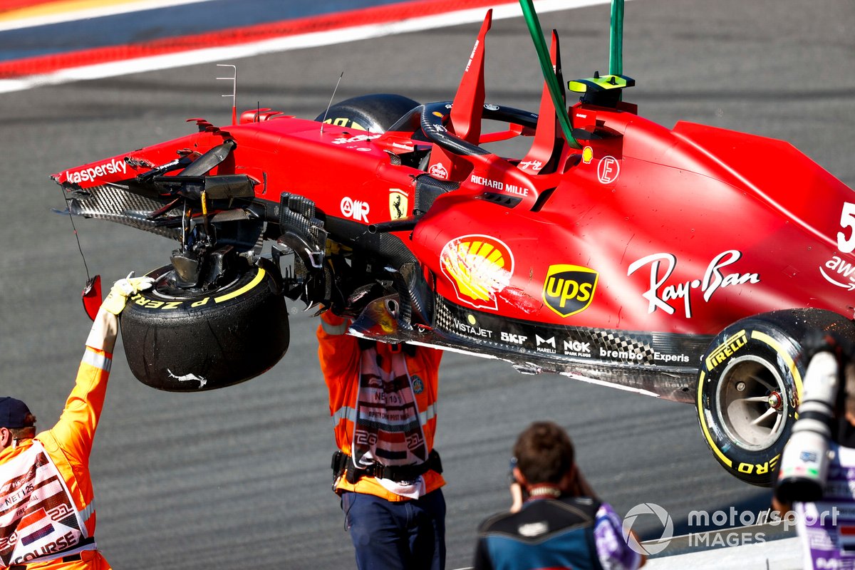 Les maréchaux enlèvent la voiture endommagée de Carlos Sainz Jr., Ferrari SF21