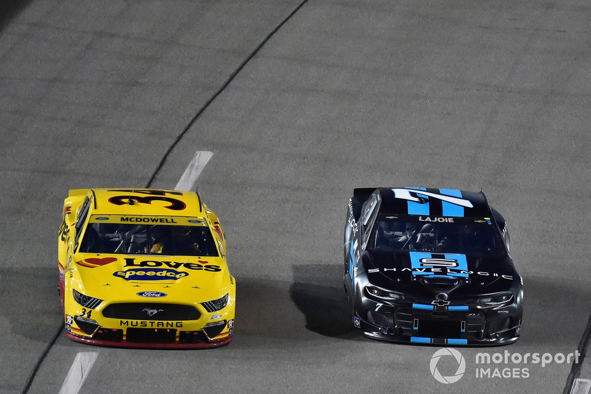 Michael McDowell, Front Row Motorsports, Ford Mustang Love's Travel Stops et Corey LaJoie, Spire Motorsports, Chevrolet Camaro Shavelogic