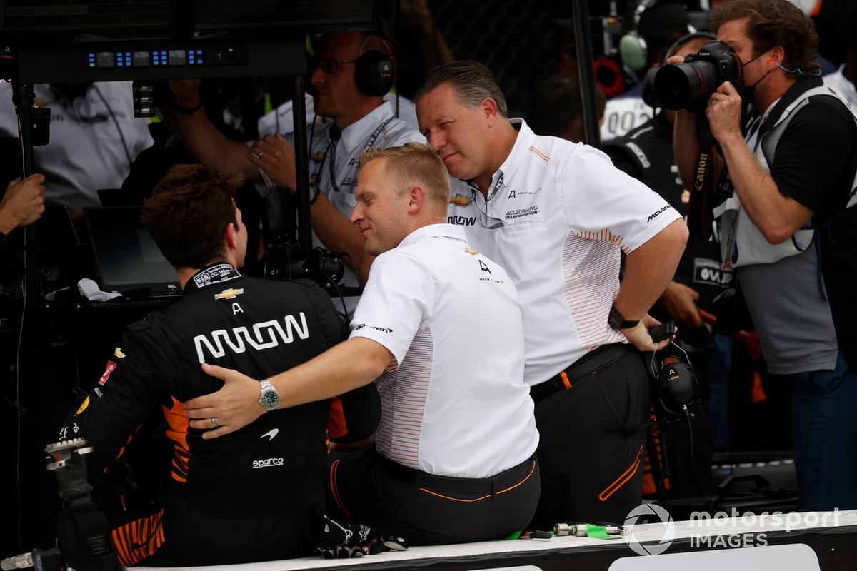 Patricio O'Ward avec le président d'Arrow McLaren SP Taylor Kiel et Zak Brown. 