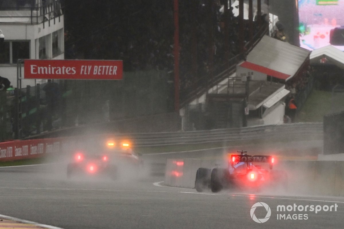 La Safety Car Max Verstappen, Red Bull Racing RB16B, et George Russell, Williams FW43B, sortent des stands