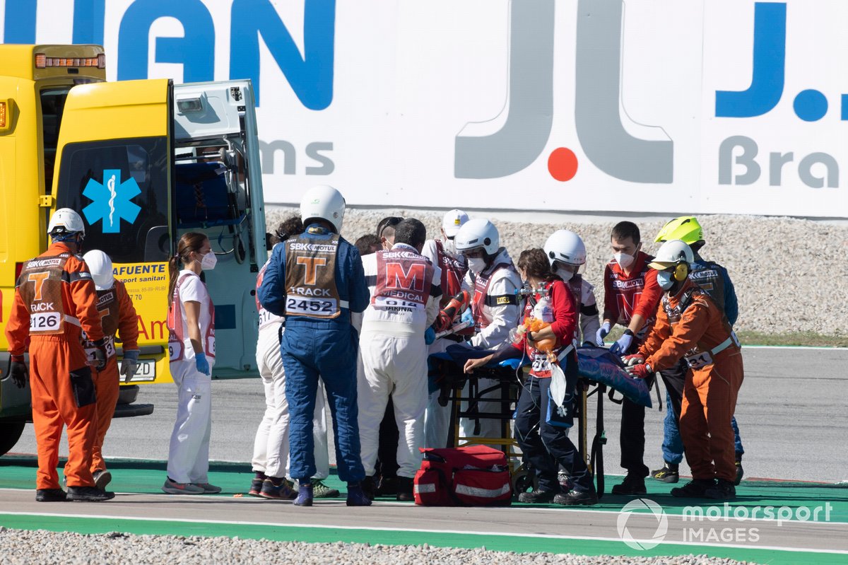 Tom Sykes emmené en ambulance après sa collision avec Lucas Mahias
