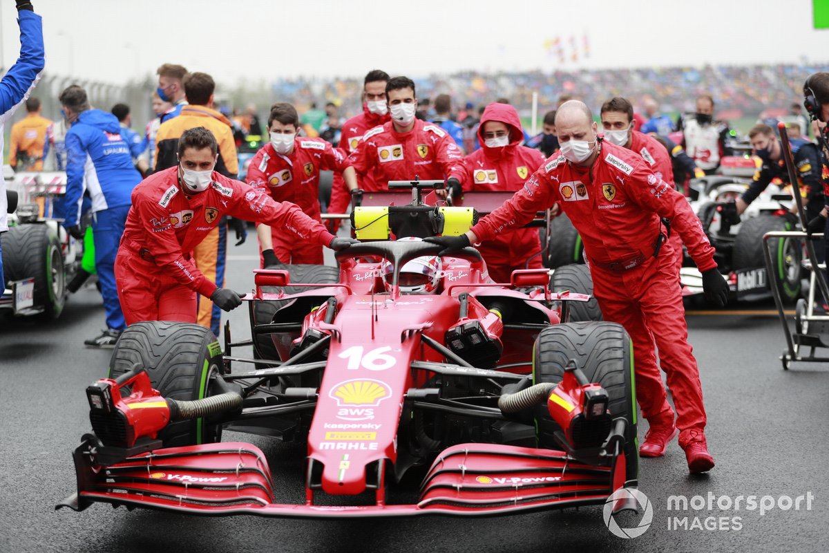 Charles Leclerc, Ferrari SF21, arrive sur la grille