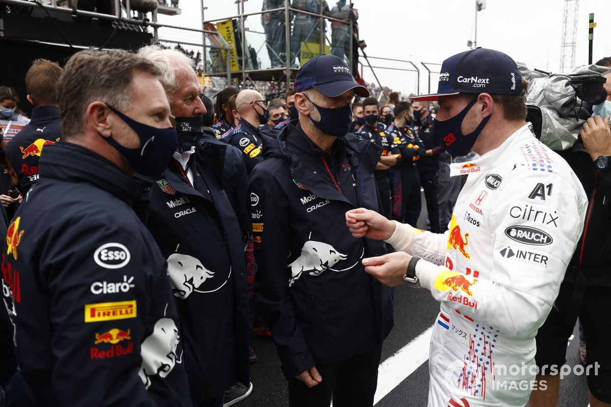 Christian Horner, Team Principal, Red Bull Racing, Helmut Marko, Consultant, Red Bull Racing, et Adrian Newey, Chief Technical Officer, Red Bull Racing, s'entretiennent avec Max Verstappen, Red Bull Racing, 2e position, après la course