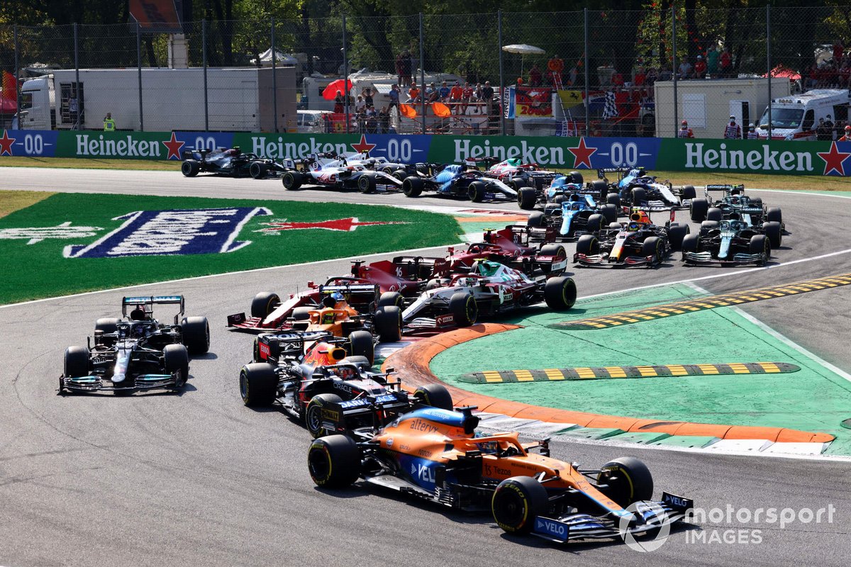 Daniel Ricciardo, McLaren MCL35M, Max Verstappen, Red Bull Racing RB16B, Lando Norris, McLaren MCL35M, Lewis Hamilton, Mercedes W12, Charles Leclerc, Ferrari SF21 et le reste du peloton au départ