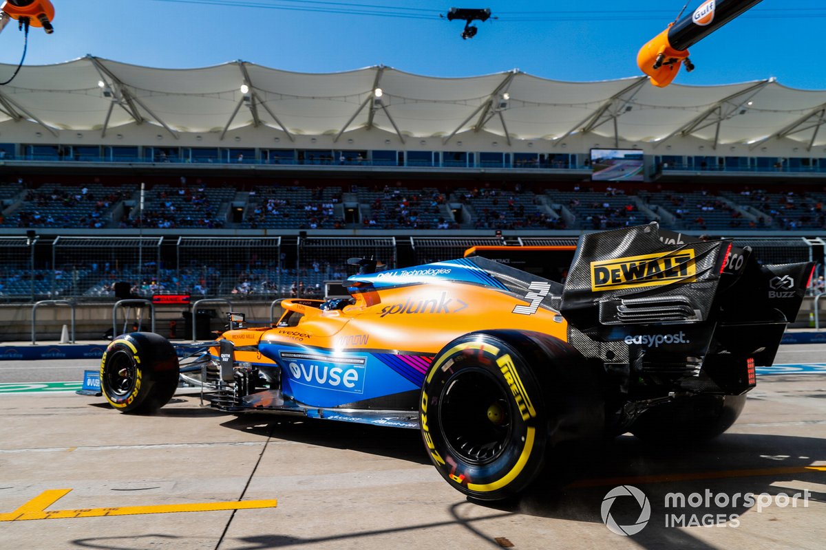 Daniel Ricciardo, McLaren MCL35M, quitte le garage