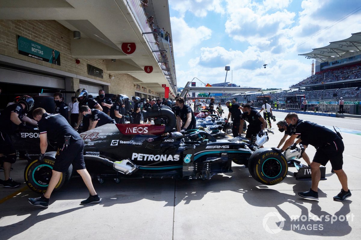 Lewis Hamilton, Mercedes W12, est retourné au garage