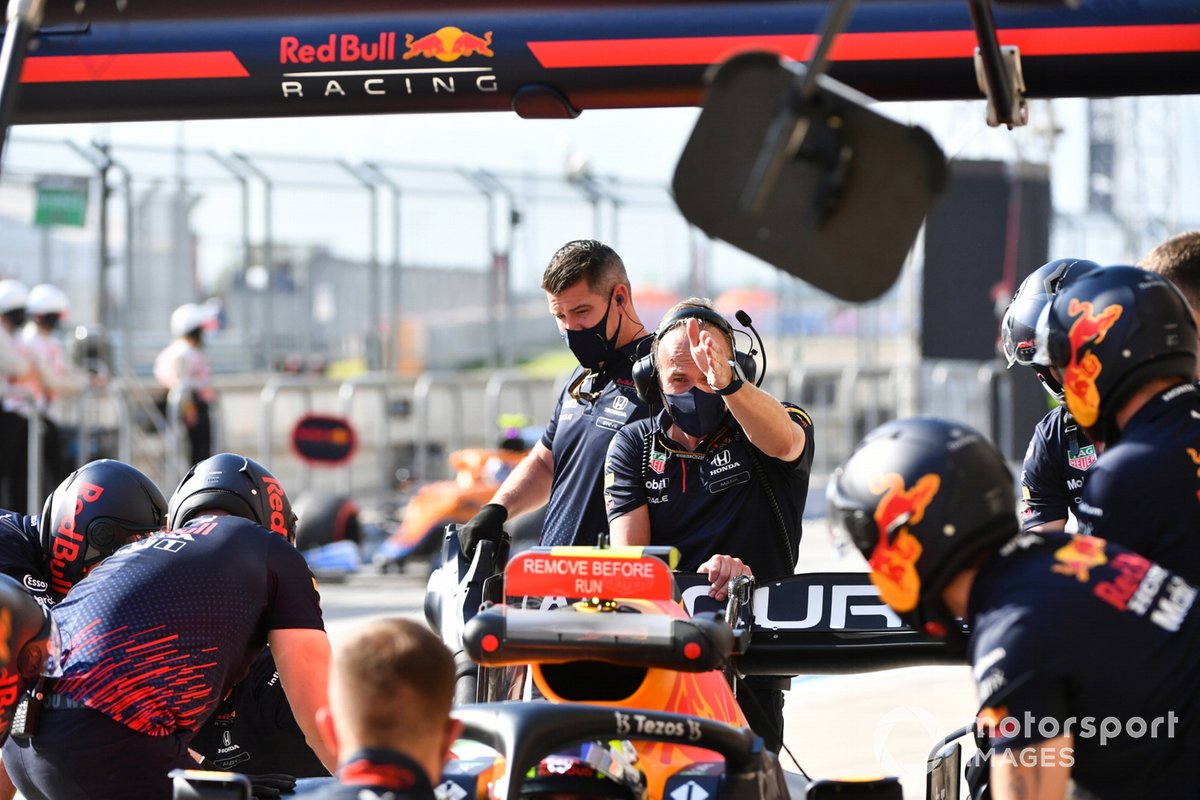 Sergio Perez, Red Bull Racing RB16B, dans les stands pendant les essais