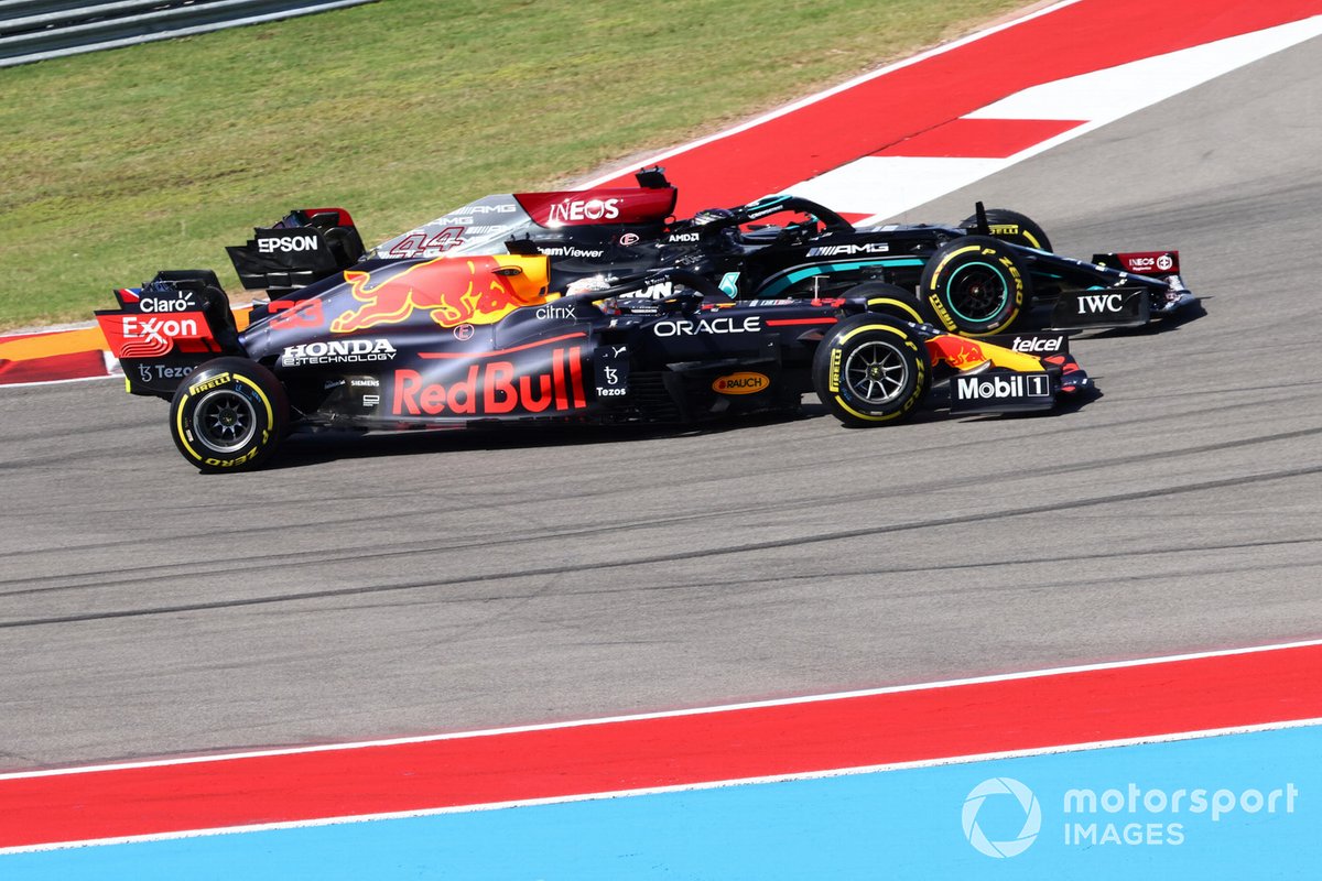 Max Verstappen, Red Bull Racing RB16B, se bat avec Lewis Hamilton, Mercedes W12, au départ