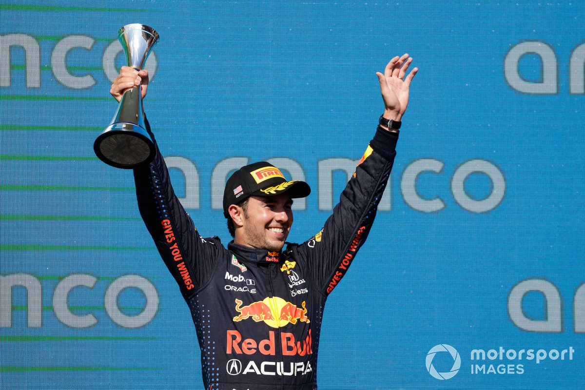Sergio Perez, Red Bull Racing, 3e position, soulève son trophée