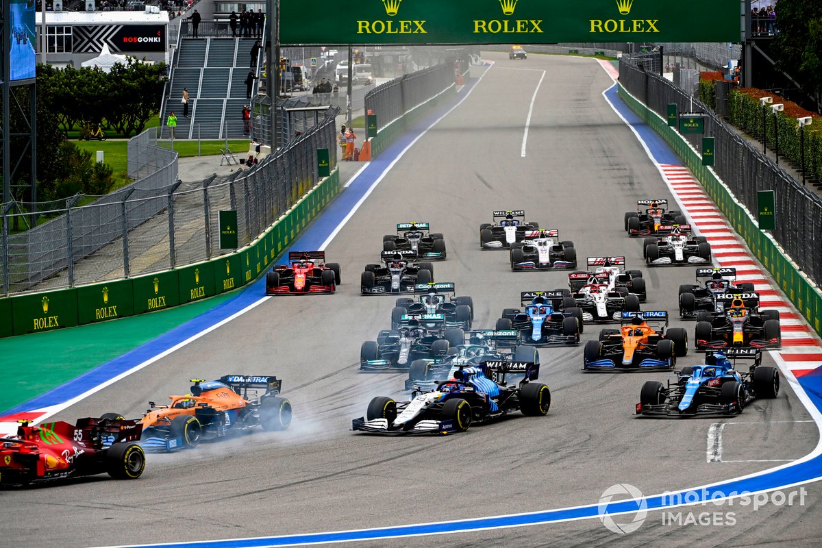 Carlos Sainz Jr., Ferrari SF21, Lando Norris, McLaren MCL35M, George Russell, Williams FW43B, Fernando Alonso, Alpine A521, Lance Stroll, Aston Martin AMR21, Lewis Hamilton, Mercedes W12 et le reste du peloton au départ