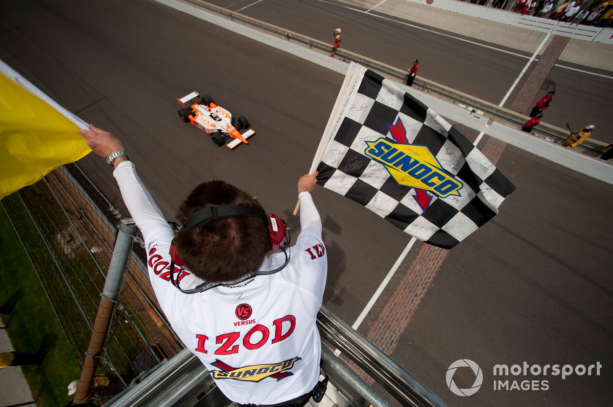 Dan Wheldon, Bryan Herta Autosport avec Curb/Agajanian prend le drapeau à damier et le drapeau jaune de Brian Howard 
