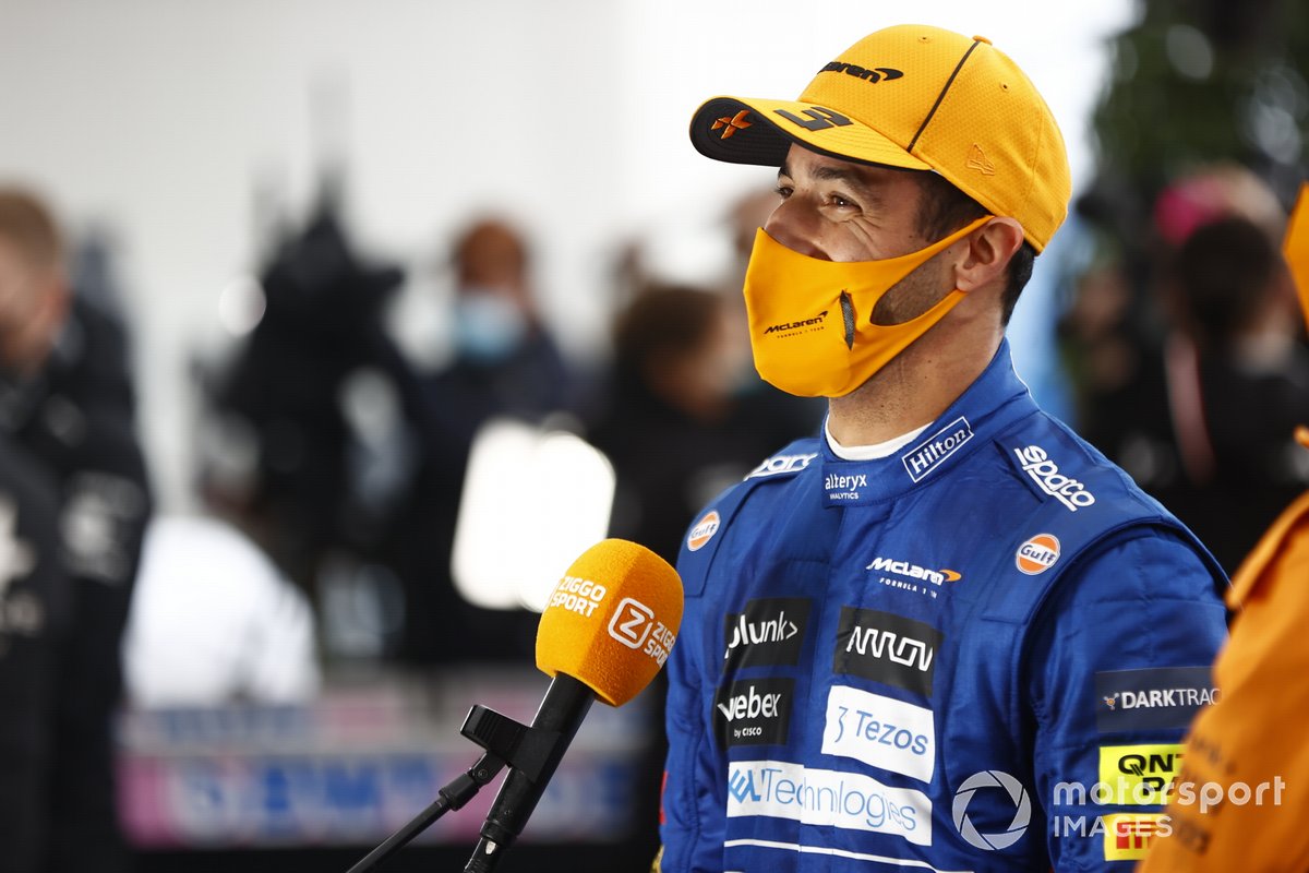 Daniel Ricciardo, McLaren, est interviewé après la course