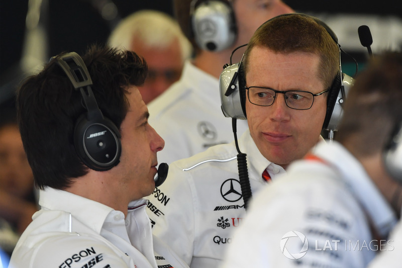 Toto Wolff, directeur du sport automobile Mercedes AMG F1 et Andy Cowell, directeur général, Mercedes AMG High Performance Powertrains