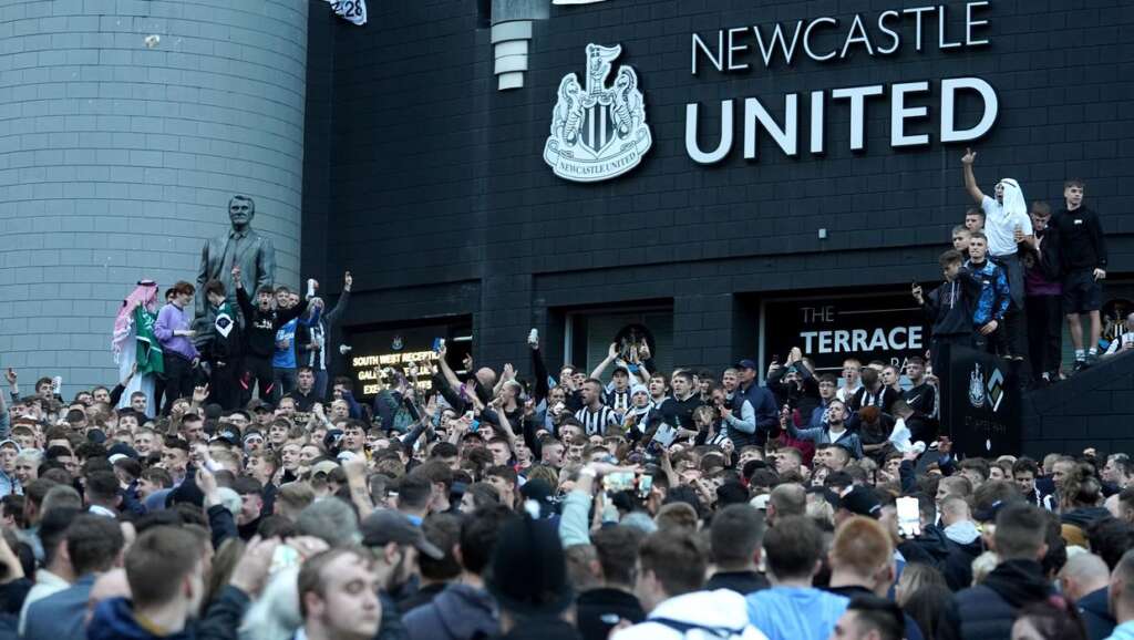 Les nouveaux propriétaires de Newcastle ciblent les trophées alors que les fans célèbrent la prise de contrôle soutenue par les Saoudiens