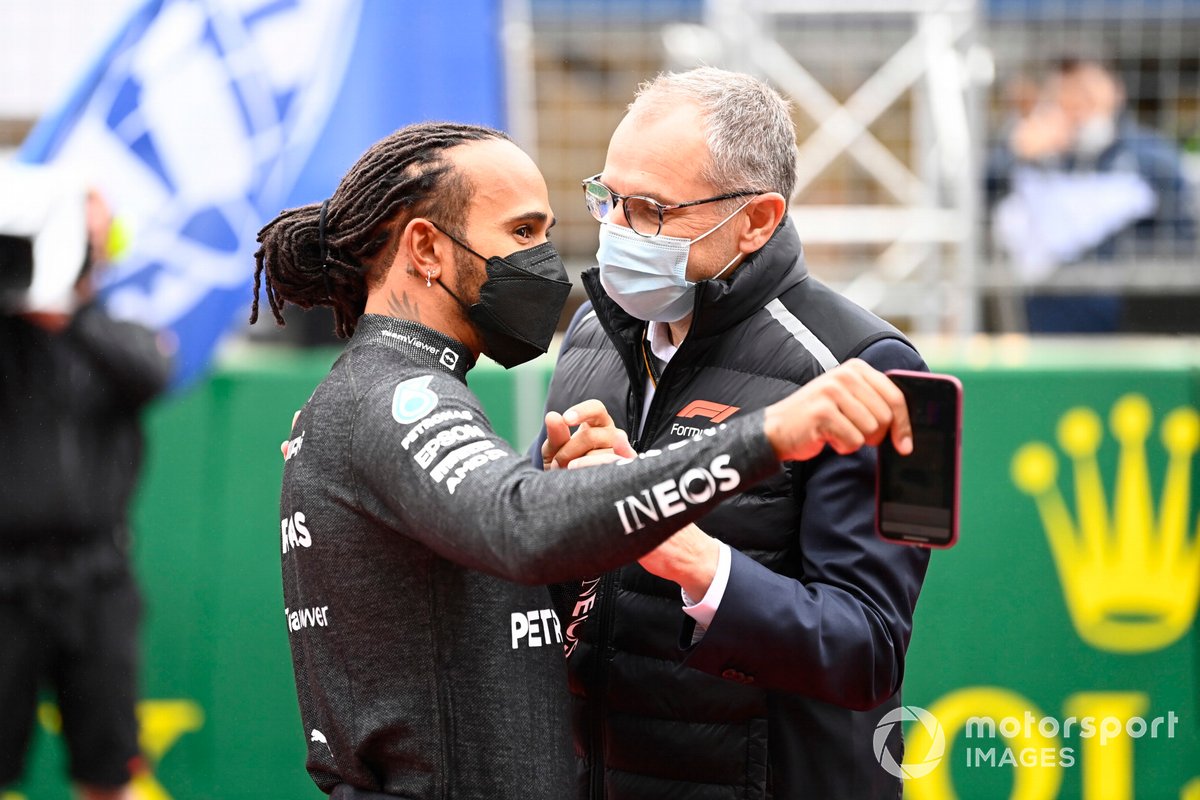 Lewis Hamilton, Mercedes et Stefano Domenicali, PDG de la Formule 1, sur la grille