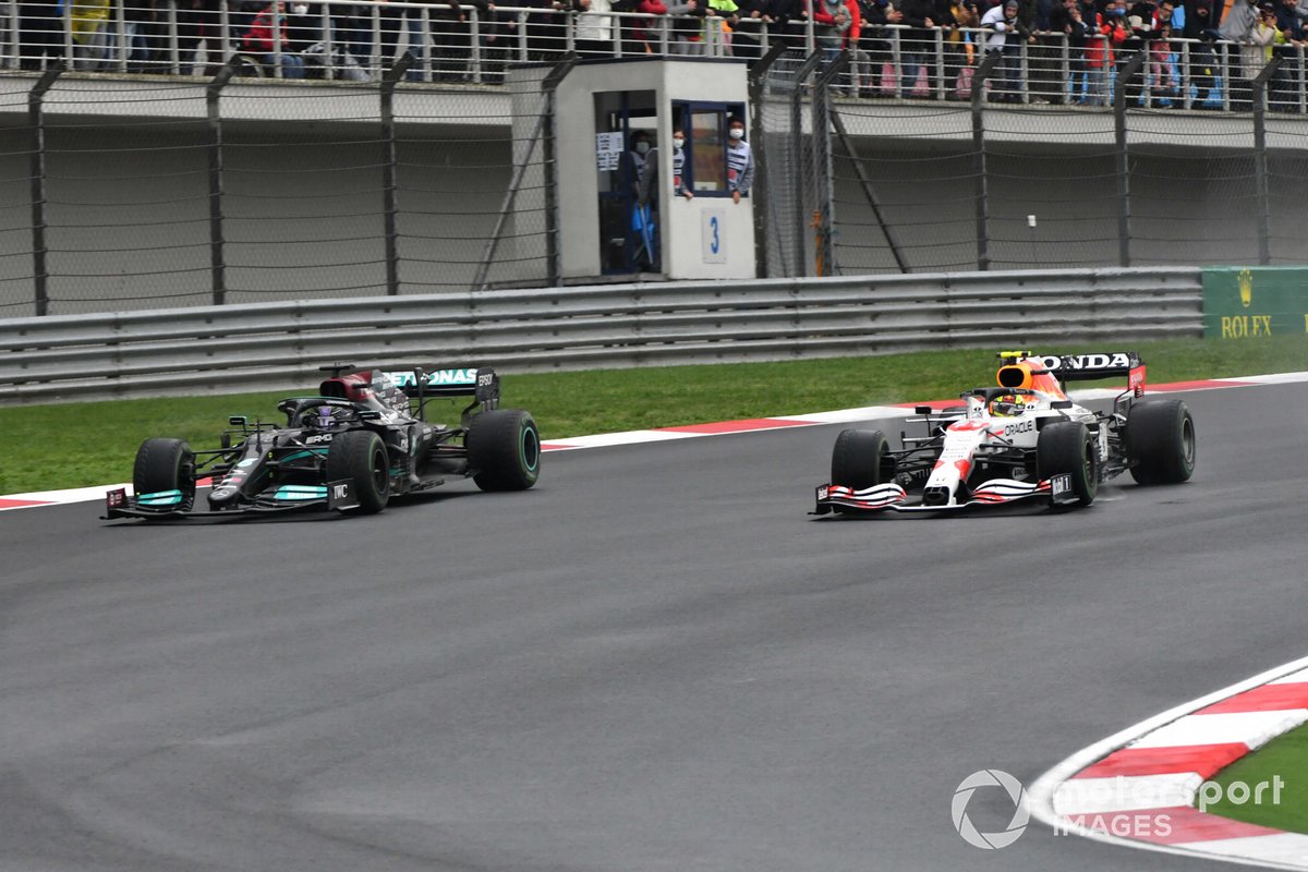 Lewis Hamilton, Mercedes W12, batailles avec Sergio Perez, Red Bull Racing RB16B